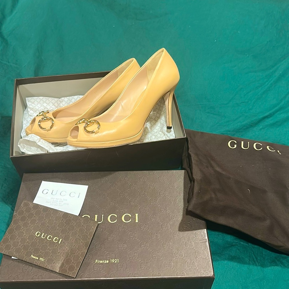 GUCCI Horsebit Heels in nude